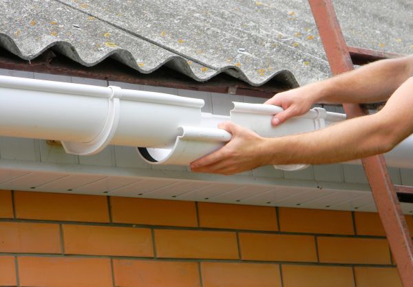 Gutter Hanging in Bloomfield Hills